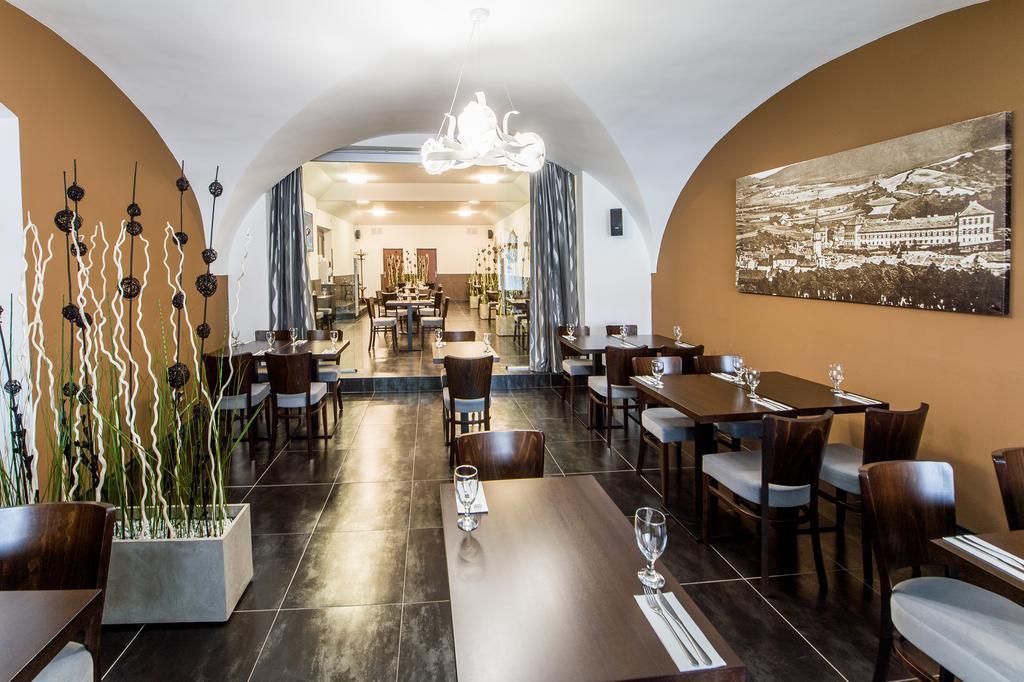 Hotel U Lva Билина Экстерьер фото